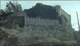 『イザベルの呪い』 1973　約11分：城の外観、下から