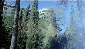 『イザベルの呪い』 1973　約12分：城壁の角の円塔、下から