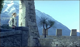 『イザベルの呪い』 1973　約13分：鋸歯型胸壁、石の門、左下に欄干