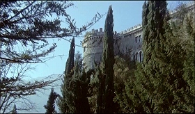 『イザベルの呪い』 1973　約14分：城壁の角の円塔、下から