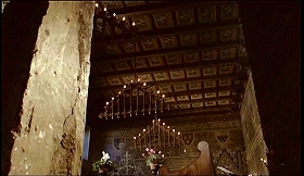 『イザベルの呪い』 1973　約17分：広間の天井、仕切り壁内の階段から