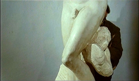 『イザベルの呪い』 1973　約20分：二つの階段の合流地点にある代理石像の一部