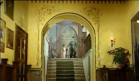 『イザベルの呪い』 1973　約32分：黄色いアーチの下の階段