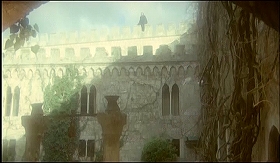 『イザベルの呪い』 1973　約43分：アーチ越しに中庭附近の(?)城壁