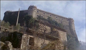 『イザベルの呪い』 1973　約1時間5分：城の外観、下から