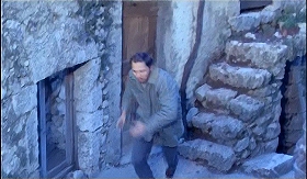 『イザベルの呪い』 1973　約1時間13分：村の家の戸口にある狭い石段