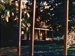 『レモーラ』 1973　約26分：館の玄関ポーチ、昼間　鉄格子越しに