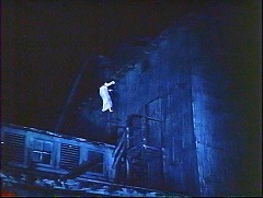 『レモーラ』 1973　約1時間8分：町　廃屋の壁付きの梯子を下りて隣の建物へ