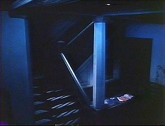 『レモーラ』 1973　約1時間9分：町　別の建物　一階の階段
