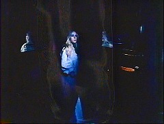 『レモーラ』 1973　約1時間14分：左右に鏡、奥に赤いカーテン