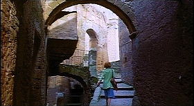 『リサと悪魔』 1973　約7分：路地、階段とトンネル状アーチ
