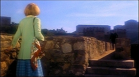 『リサと悪魔』 1973　約11分：階段と低い石垣のある狭い通路