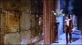 『リサと悪魔』 1973　約30分：曇った鏡貼りの壁がある廊下