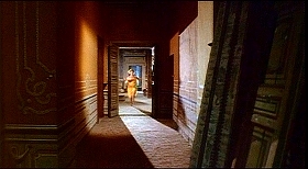 『リサと悪魔』 1973　約1時間1分：廊下