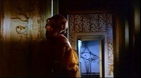 『リサと悪魔』 1973　約1時間1分：部屋の連なり、手前に浴室