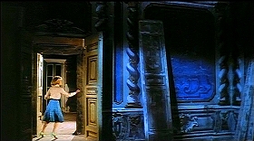 『リサと悪魔』 1973　約1時間9分：使われていない部屋の手前、青っぽい壁画