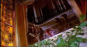 『リサと悪魔』 1973　約1時間27分：外の地面から食堂の窓、奥に中三階(?)歩廊