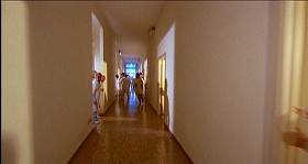 『新エクソシスト　死肉のダンス』 1975　約24分：病院の廊下