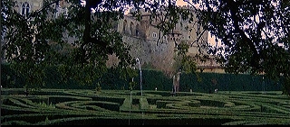 『ヴェルヴェットの森』 1973　約52分：迷路状生垣の庭、奥に城