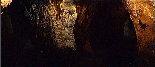 『ヴェルヴェットの森』 1973　約1時間21分：地下の洞窟状空間