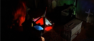 『ヴェルヴェットの森』 1973　約1時間28分：隠し扉の先の階段から多色ランプを手に地下空間を見下ろす