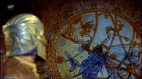 『シンドバッド黄金の航海』 1973　約18分：穴の先の部屋　壁の円型図と銘板の影の重ねあわせ