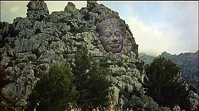 『シンドバッド黄金の航海』 1973　約53分：山腹に刻まれた巨顔像
