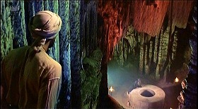 『シンドバッド黄金の航海』 1973　約56分：「多くの顔のある寺院」内の丸井戸、上から