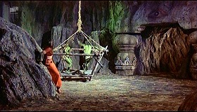 『シンドバッド黄金の航海』 1973　約1時間21分：石窟寺院内　竪穴の底＋吊り籠　右に横穴