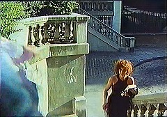 『セリーヌとジュリーは舟でゆく』 1974　約4分：街中の階段、奥にも
