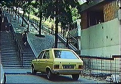 『セリーヌとジュリーは舟でゆく』 1974　約9分：ケーブル・カーの線路に並行する階段