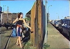 『セリーヌとジュリーは舟でゆく』 1974　約11分：左に鉄道の線路(?)、塀をはさんで右に歩道