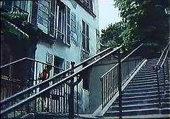 『セリーヌとジュリーは舟でゆく』 1974　約24分：階段を降りて左にアパルトマン