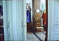 『セリーヌとジュリーは舟でゆく』 1974　約1時間14分：屋敷　一階　左に食堂　奥に上からの階段　右で奥への通路