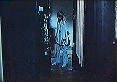 『セリーヌとジュリーは舟でゆく』 1974　約1時間18分：アパルトマンの通路　奥に玄関