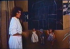 『セリーヌとジュリーは舟でゆく』 1974　約1時間24分：アパルトマン　黒板に屋敷の略図　右に写真