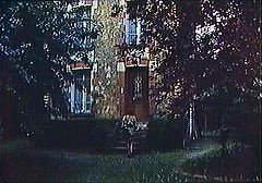『セリーヌとジュリーは舟でゆく』 1974　約1時間29分：屋敷の向かい＝ばあやの家