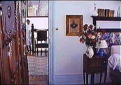 『セリーヌとジュリーは舟でゆく』 1974　約2時間5分：屋敷　二階、マドリンの部屋　扉の奥に一階からの階段