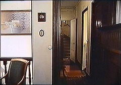 『セリーヌとジュリーは舟でゆく』 1974　約2時間12分：屋敷　二階の狭い通路　奥に上への湾曲階段
