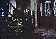 『セリーヌとジュリーは舟でゆく』 1974　約2時間49分：屋敷の玄関ホール　左に階段