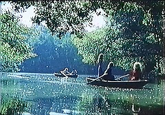 『セリーヌとジュリーは舟でゆく』 1974　約3時間12分：すれ違う二艘のボート（奥がセリーヌたち）