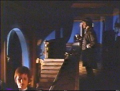 『キャプテン・クロノス　吸血鬼ハンター』 1974　約48分：館、吹抜歩廊と階段