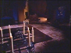 『キャプテン・クロノス　吸血鬼ハンター』 1974　約1時間11分：館、階段から広間