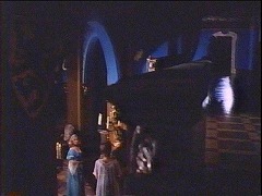 『キャプテン・クロノス　吸血鬼ハンター』 1974　約1時間16分：館、吹抜歩廊と階段