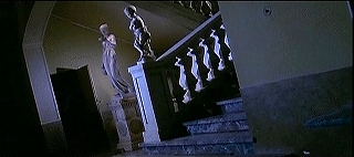 『悪魔の凌辱』 1974　約52分：主階段脇の扉口