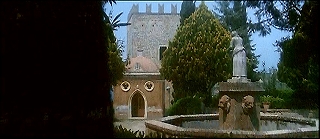 『悪魔の凌辱』 1974　約1時間1分：噴水、門番小屋(?)、角塔