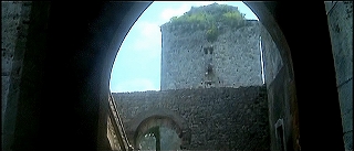 『悪魔の凌辱』 1974　約1時間2分：アーチ越しに壁、角塔