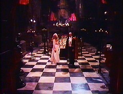 『Mr.バンピラ　眠れる棺の美女』 1974　約15分：城　食堂