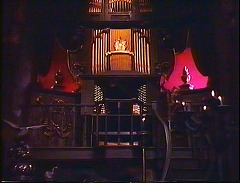 『Mr.バンピラ　眠れる棺の美女』 1974　約15分：城　食堂のパイプ・オルガン