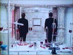 『Mr.バンピラ　眠れる棺の美女』 1974　約21分：城　地下実験室の一角